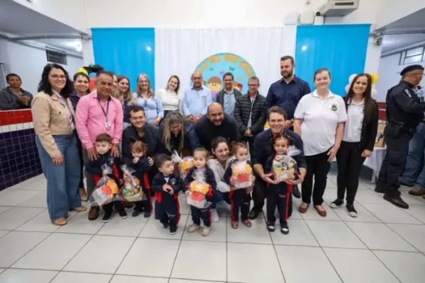 Prefeitura de Apucarana distribui guloseimas aos 12,5 mil alunos da rede municipal de educação
