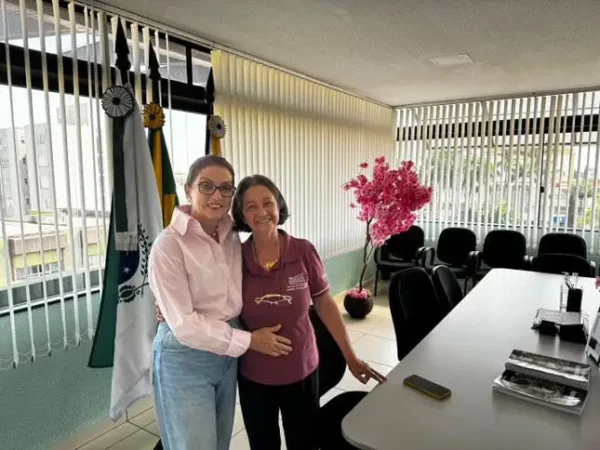 Vice-prefeita eleita de Arapongas visita Escola de Artes de Apucarana
