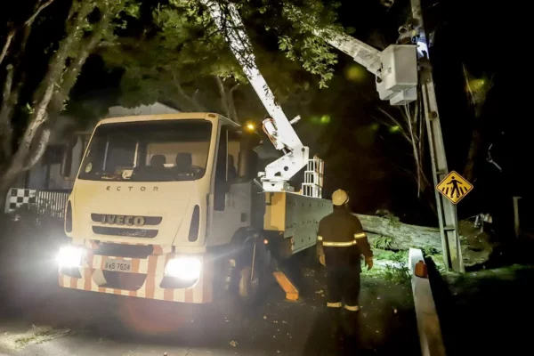 Temporal: 36 mil imóveis seguem sem energia elétrica no PR