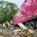 Nove pessoas morrem após carreta tombar sobre van na BR-376 no Paraná