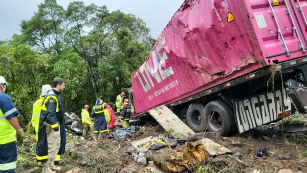 Nove pessoas morrem após carreta tombar sobre van na BR-376 no Paraná