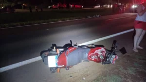Motociclista morre ao bater em caminhão e ser atropelado na PR-218