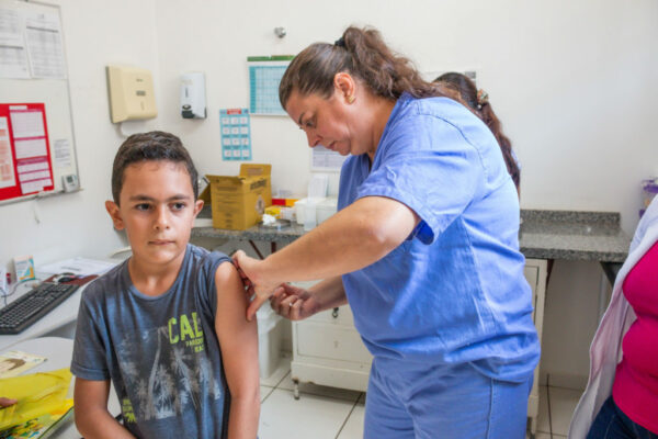 Prefeito e secretário alertam pais e mães sobre a importância da vacinação contra a dengue