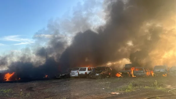 Incêndio atinge pátio de veículos apreendidos no 10º BPM em Apucarana