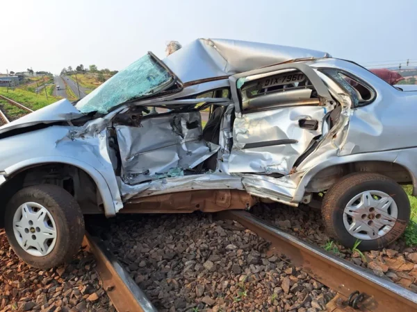 Trem arrasta carro e deixa motorista ferido em Apucarana