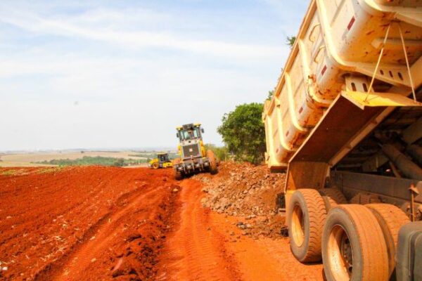 Prefeitura de Arapongas investe em melhorias de Estrada na região Sete Casas e Novo Mundo