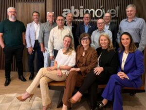 Irineu Munhoz é reeleito presidente da Abimóvel