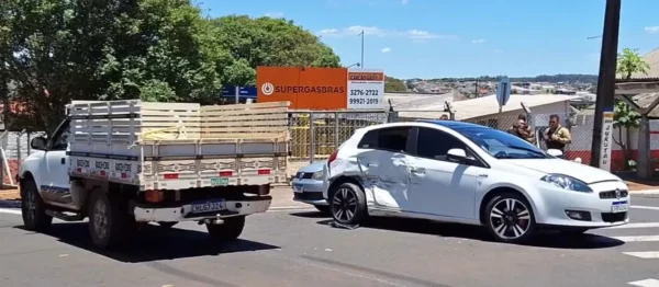 Arapongas: três veículos se envolvem em acidente em cruzamento
