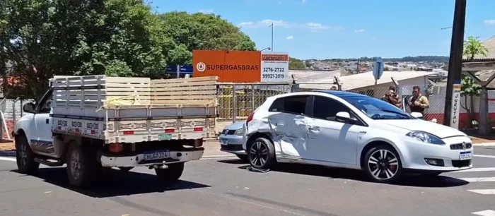 Arapongas: três veículos se envolvem em acidente em cruzamento