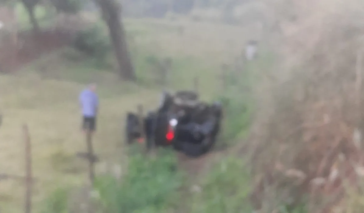 Motorista fica ferido após capotamento na PR-444 em Arapongas