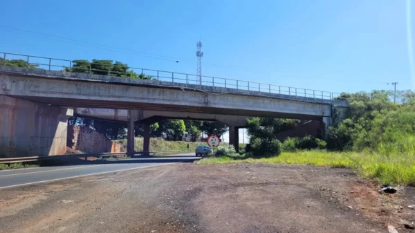 Homem tenta jogar mulher de viaduto em Apucarana