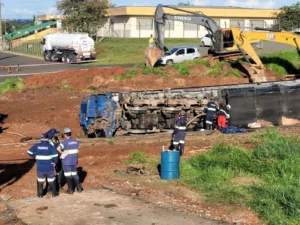 Trem descarrilha após deslizamento de terra encobrir trilhos no Paraná