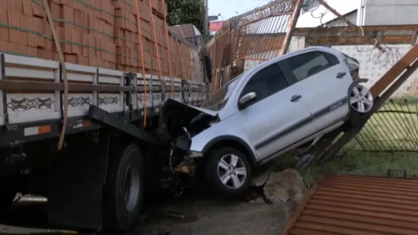 “Nasci de novo”, diz motorista após engavetamento com 7 veículos no PR