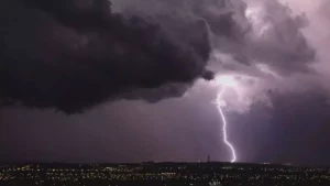 Frente fria chega ao Paraná acompanhada de chuvas e trovoadas; veja previsão