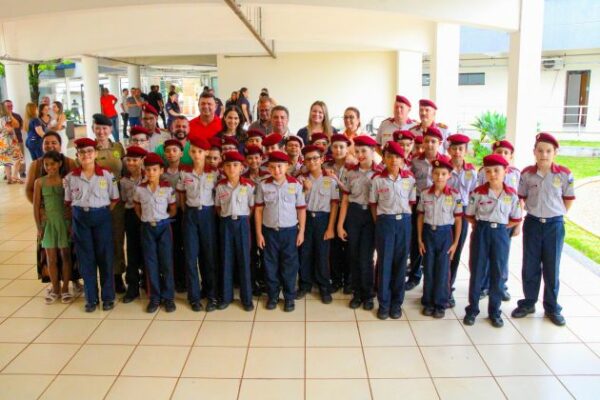 Escola Municipal Cívico Disciplinar Dra. Maria Hercília de Arapongas homenageia prefeito Sérgio Onofre