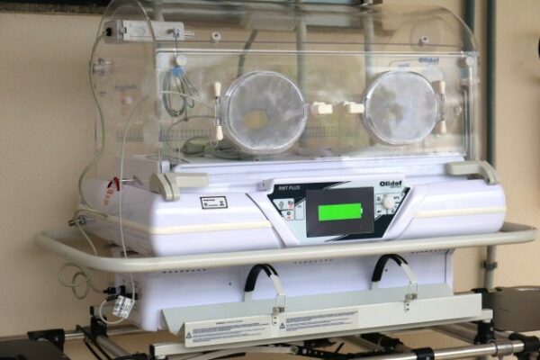 SAMU de Arapongas recebe nova incubadora para transporte de recém-nascidos