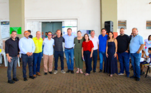 Secretário de Estado Santin Roveda visita feira de serviços Paraná em ação em Arapongas