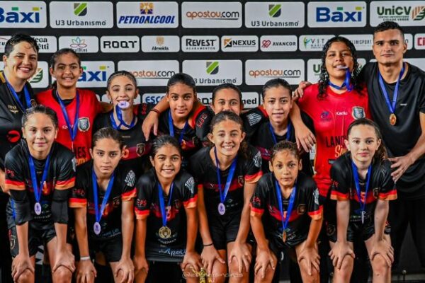 Equipe Sub-14 de Arapongas é vice-campeã no futebol feminino