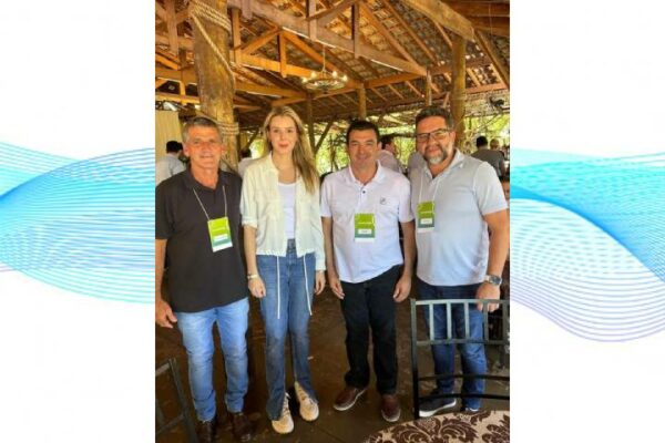 Prefeito e o vice eleitos de Marilândia do Sul, Walmir Peres e Ivonei Gomes, participaram de um encontro promovido pela Associação dos Municípios do Paraná (AMP)