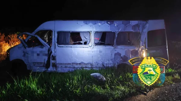 Acidente entre ônibus e van na PR-444 deixa três feridos em Arapongas