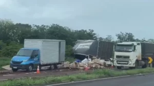 Batida entre caminhões na BR-376 deixa carga espalhada na pista