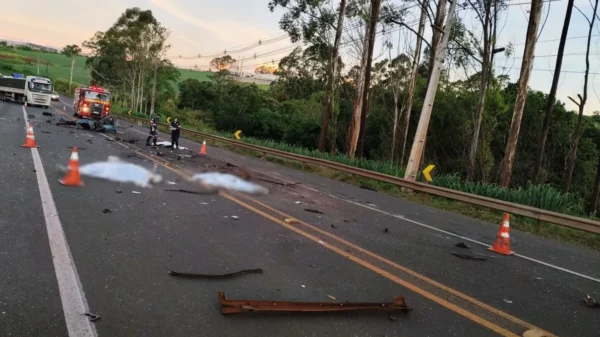 Três pessoas morrem em colisão entre caminhão e automóvel na PR-444 em Arapongas