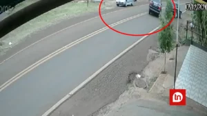 Vídeo mostra momento em que veículo atinge poste em Marilândia do Sul