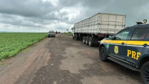 PRF flagra 200kg de cocaína em fundo falso de carreta no Norte do PR