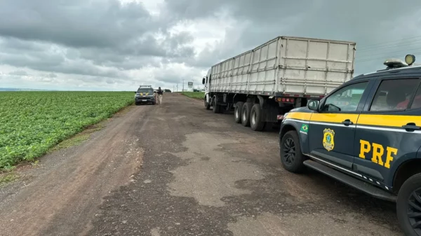 PRF flagra 200kg de cocaína em fundo falso de carreta no Norte do PR