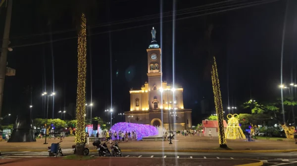 Iluminação de Natal é ativada no centro de Apucarana