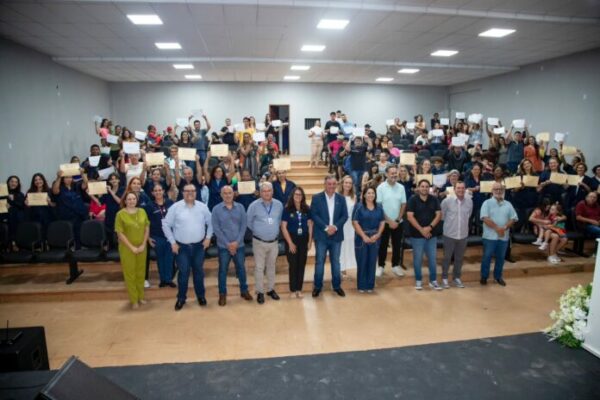 Entrega dos certificados dos cursos promovidos pelo SENAC e pelo SESI/SENAI em Cambira