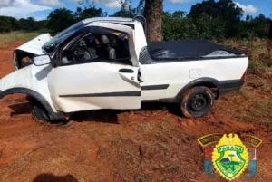Motorista morre após carro sair da pista e bater em árvore na PR-960