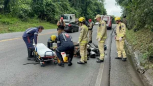 Pneu de caminhão se solta e atinge motocicleta na PR-483