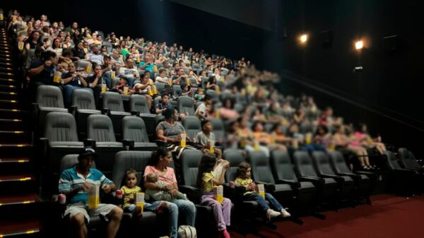 Prefeitura de Arapongas realiza sessão de cinema para famílias atendidas pelo programa Nossa Gente Paraná