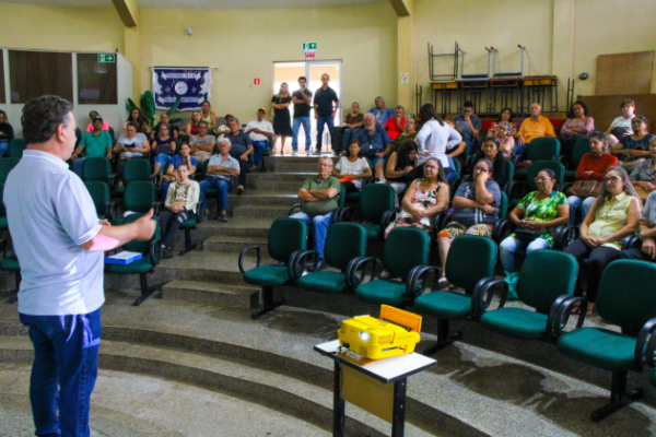 Prefeito de Arapongas participa de reunião da Cohapar junto aos pretendentes pré-selecionados para o Condomínio do Idoso