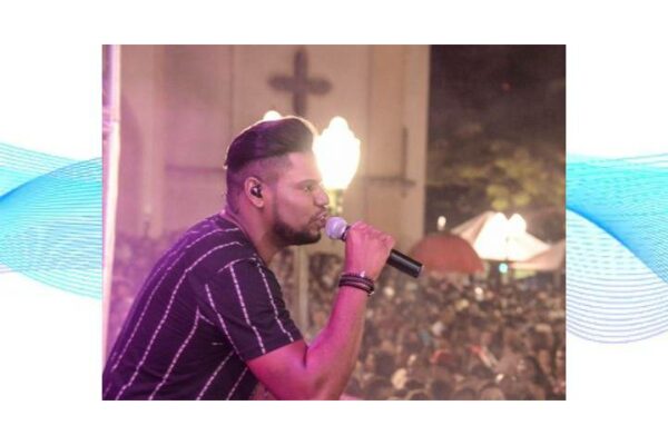 À base de sertanejo, cantor mandaguariense Rodrigo de Lucca faz show nesta quarta-feira