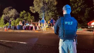 Ônibus com 50 passageiros bate em caminhão e tomba na BR-277, no Paraná