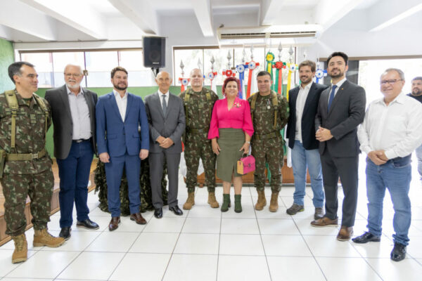 Rodolfo Mota e equipe prestigiam passagem de comando no 30º  BIMec de Apucarana