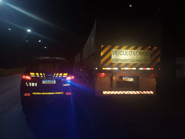 Caminhoneiro é parado no PR após dirigir por 25h sob efeito de rebite