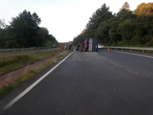 Caminhoneiros escapam ilesos após colisão e tombamento na PR-445