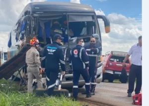 Acidente entre caminhão e ônibus deixa vários feridos em Bom Sucesso