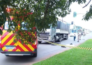 Ciclista de 20 anos morre após acidente com caminhão em Arapongas