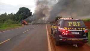 Dois caminhões e uma van pegam fogo em grave acidente na BR-369