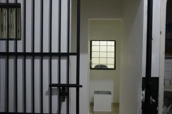 Arapongas – Homem é flagrado ao tentar arremessar celulares e drogas em presídio