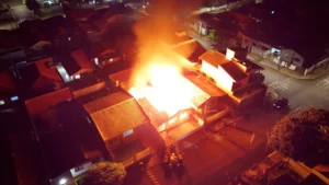Incêndio destrói casa no centro de Califórnia; casal consegue escapar