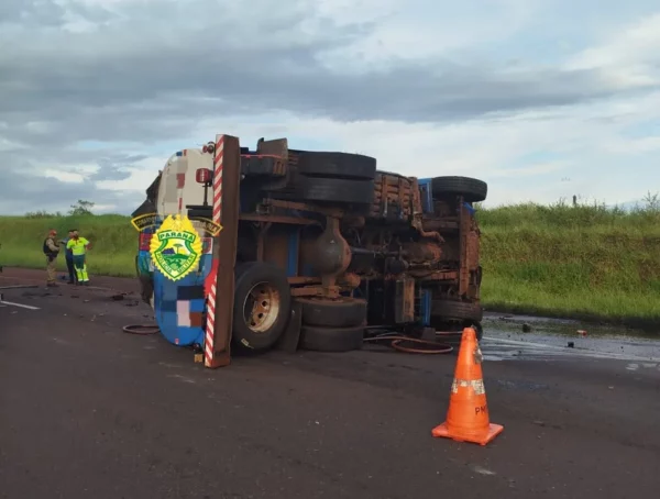 Motorista fica ferido após caminhão aquaplanar e tombar em Rolândia