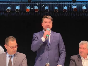 Rafael Cita e vereadores tomam posse em Arapongas