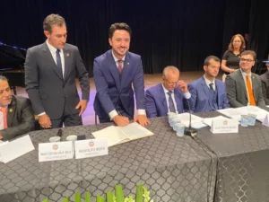 Rodolfo Mota e vereadores são empossados em Apucarana