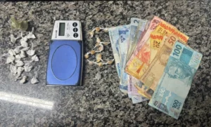 PM de Arapongas prende suspeito de tráfico de drogas em Rolândia