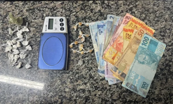 PM de Arapongas prende suspeito de tráfico de drogas em Rolândia